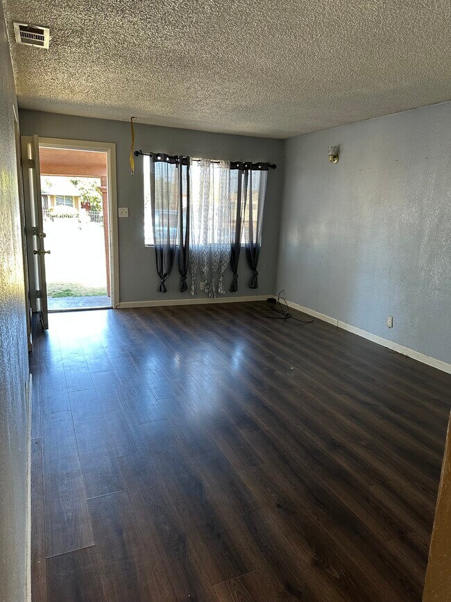 Foto del edificio - 5032 Hobart Ave