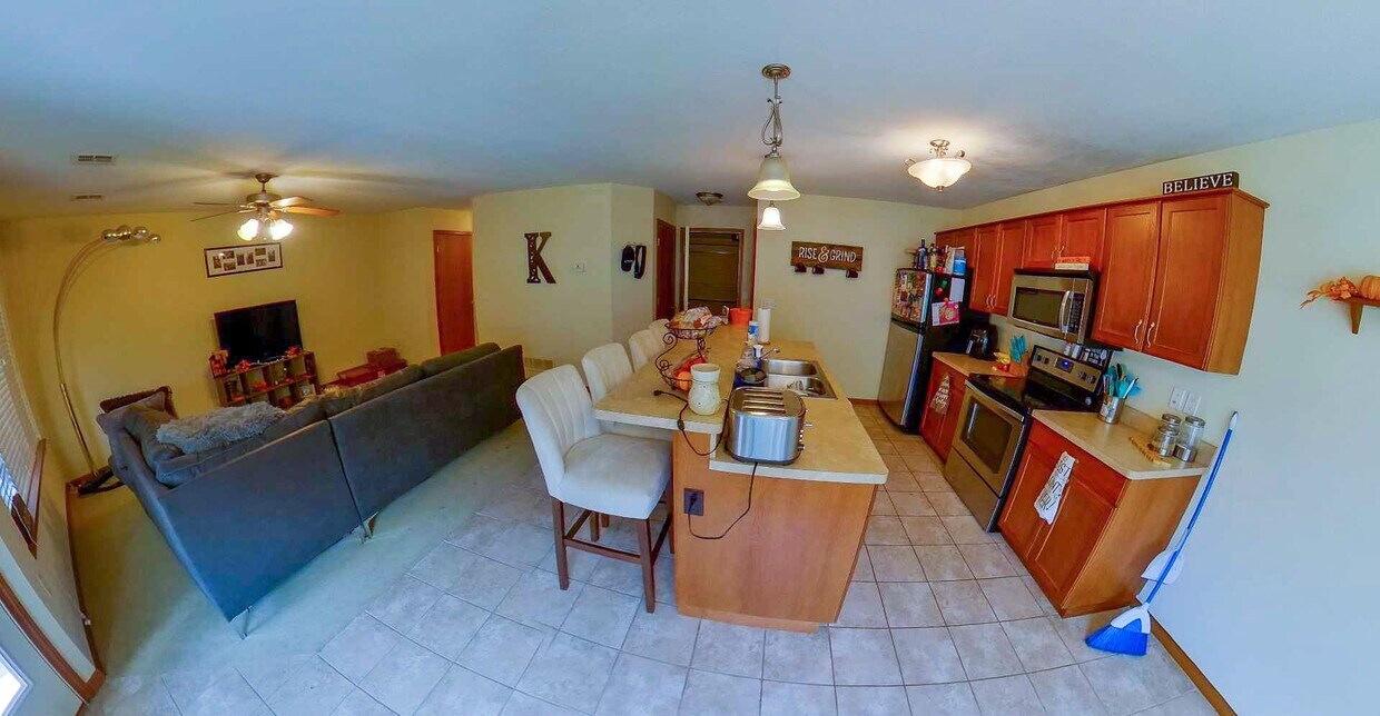 Primary Photo - 3D Tour Available - Lawn Care and Trash In...