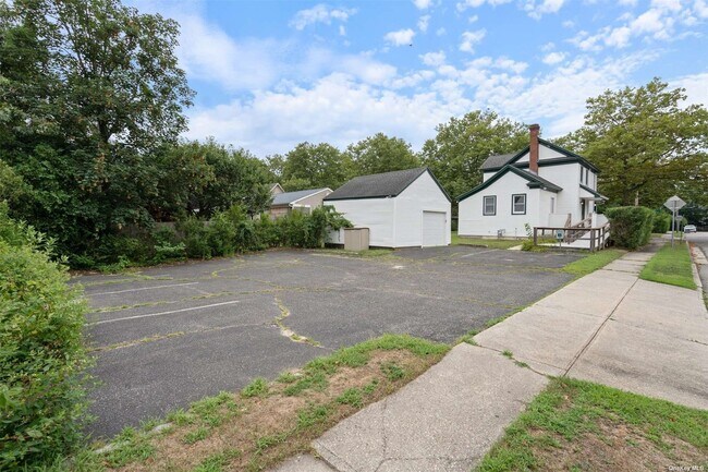 Building Photo - 1228 Roanoke Ave