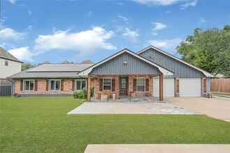 Building Photo - 1613 Wycliffe Dr