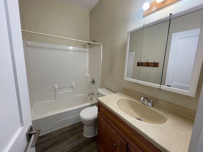 Building Photo - 416 N 15th Ave E