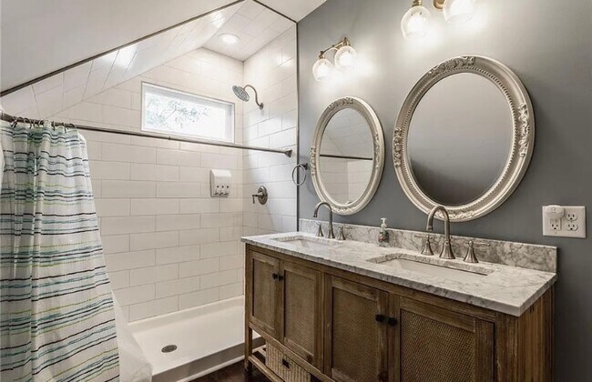 Upstairs full bathroom - 1244 S Talbott St