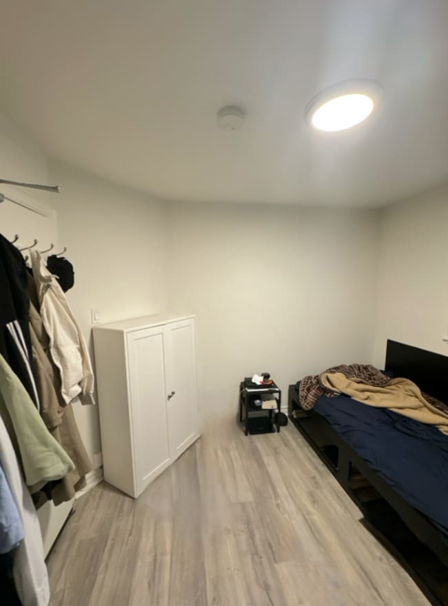 Building Photo - 496 Montrose Ave - 26