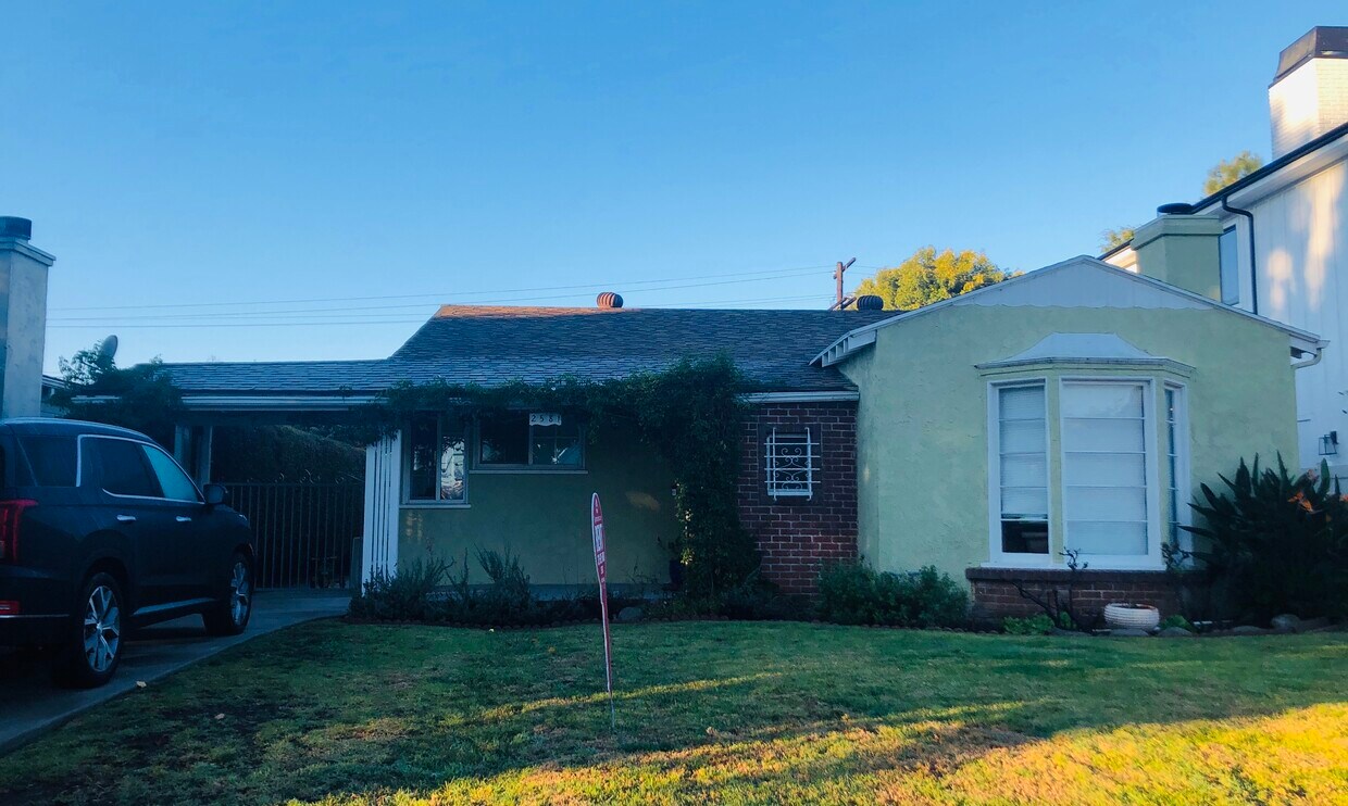 Vista desde la acera - 2581 Amherst Ave