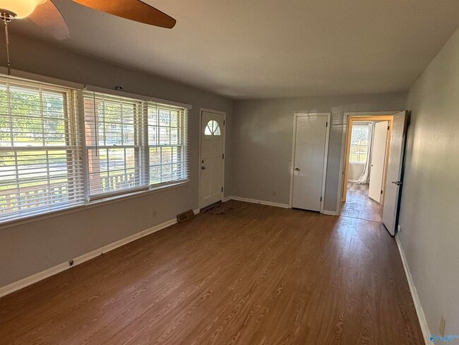 Building Photo - 300 McAlpine Dr SE