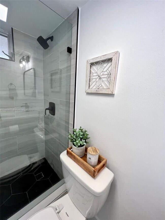 Foto del edificio - 8530 Byron Ave