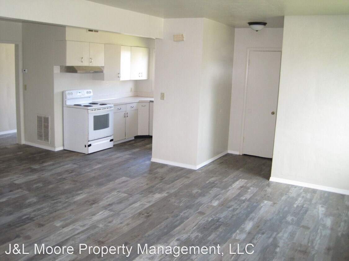 Foto principal - 3 br, 1 bath House - 102 Elm St.