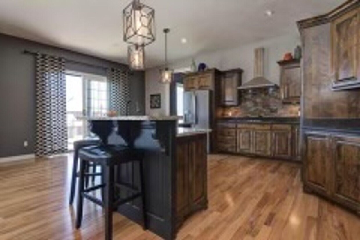 Building Photo - 5 bd4 ba 7,300 sqft Fully furnished Execut...