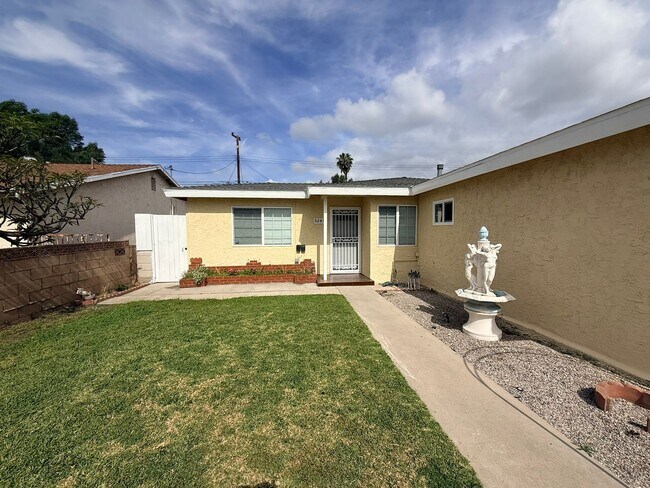 Foto del edificio - Spacious 3BR Home with Central AC & Private Yard in Baldwin Park