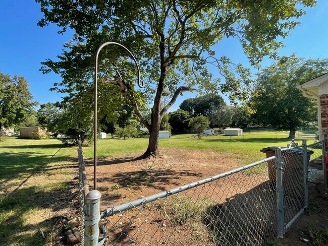 Building Photo - 3 bedroom 1 bath house available.  Pet fri...