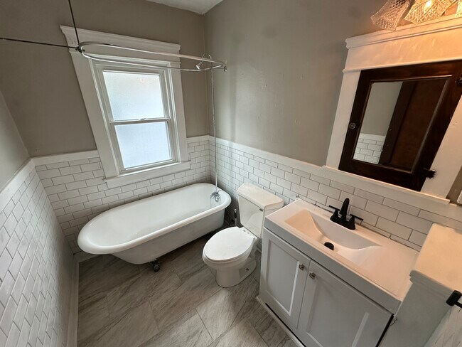 Foto del edificio - 1302 W 102nd St
