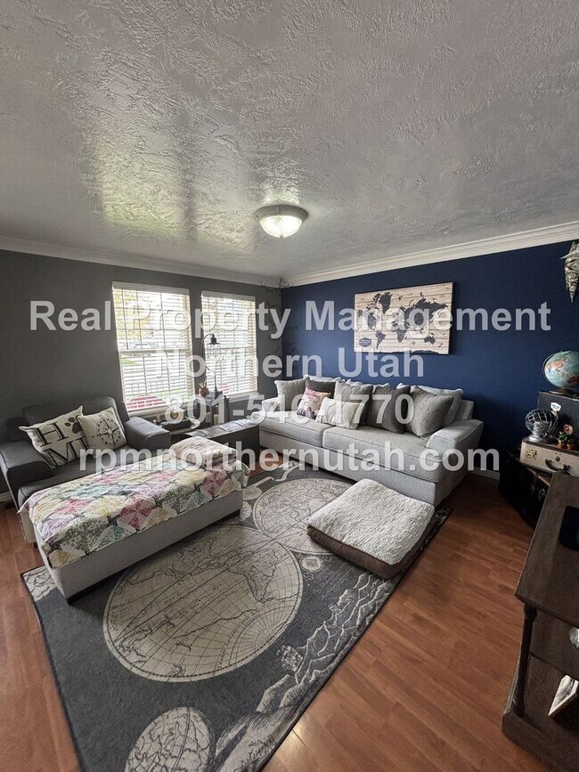 Foto del edificio - Charming 2-Story Home in the Heart of Clea...