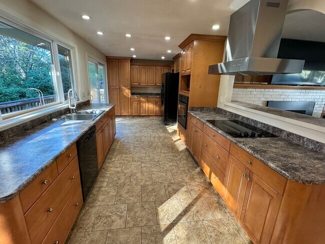 Foto del edificio - CLICK "REQUEST A TOUR" NOW!