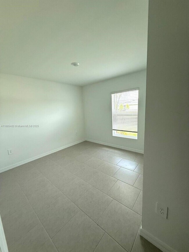 Foto del edificio - 17561 Paradiso Wy