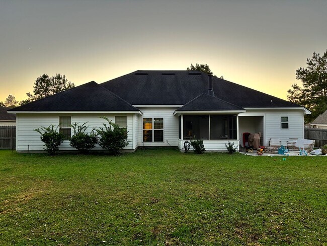 Foto del edificio - Spacious 4BR/3BA Home with 3-Car Garage, Fireplace & Fenced Yard in Knights Mill