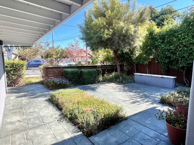 Building Photo - Beautifully Maintained Modern 3 Bedroom Ho...