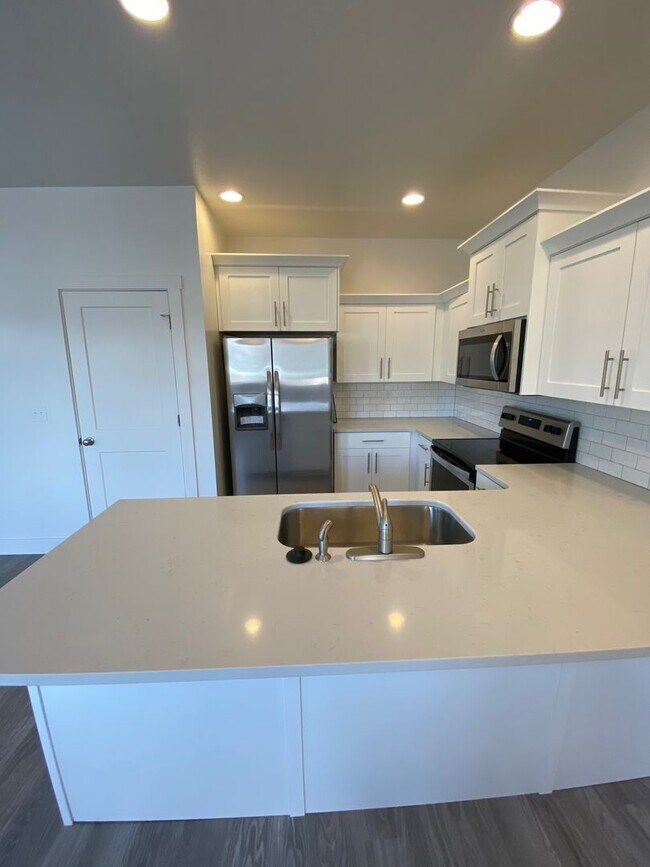 Foto del edificio - Beautiful 3 Bed, 2.5 Town Home! Available Now! See Our 3D Tour of This Property! Available on Jun...