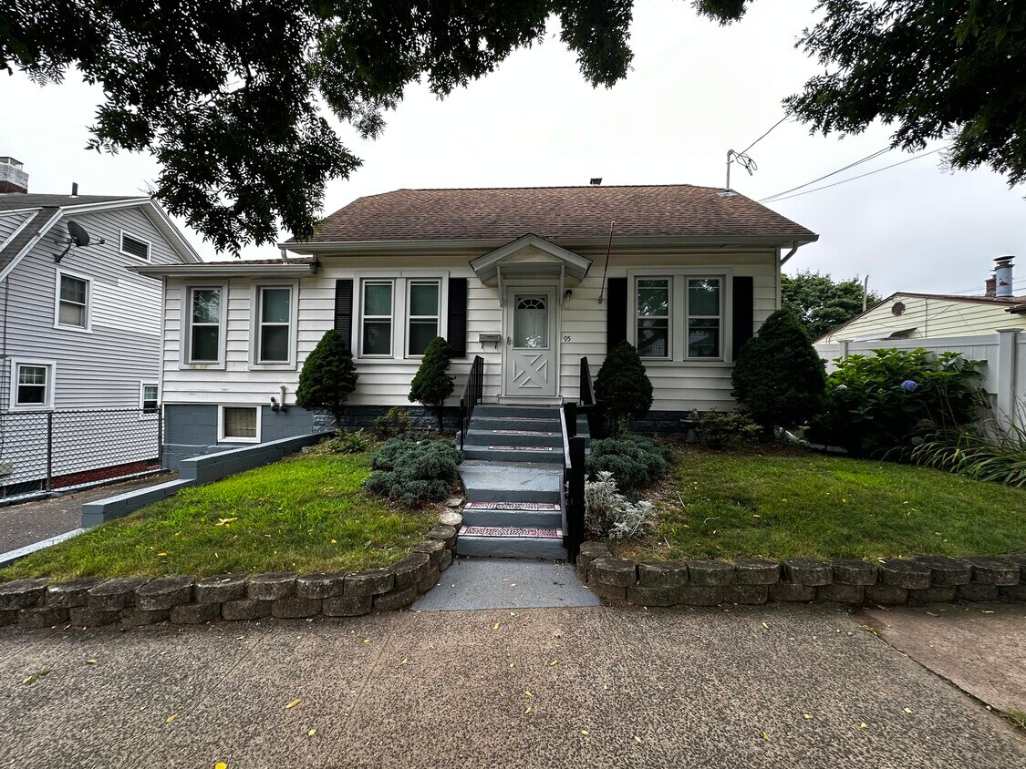 Primary Photo - 95 Girard Ave
