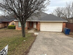 Building Photo - 1933 Elm Shadows Dr