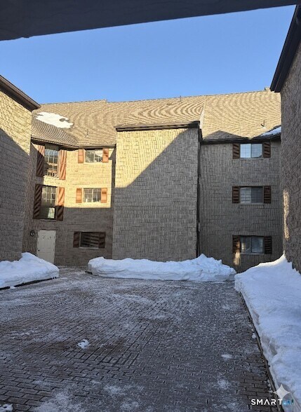 Foto del edificio - 181 Loomis Dr