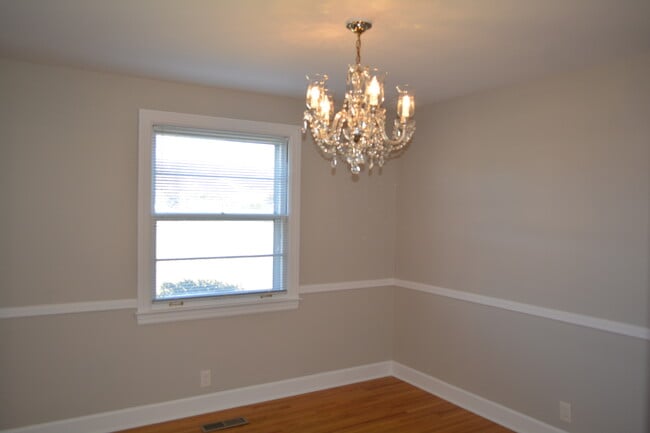 Foto del edificio - 2807 Emery Dr