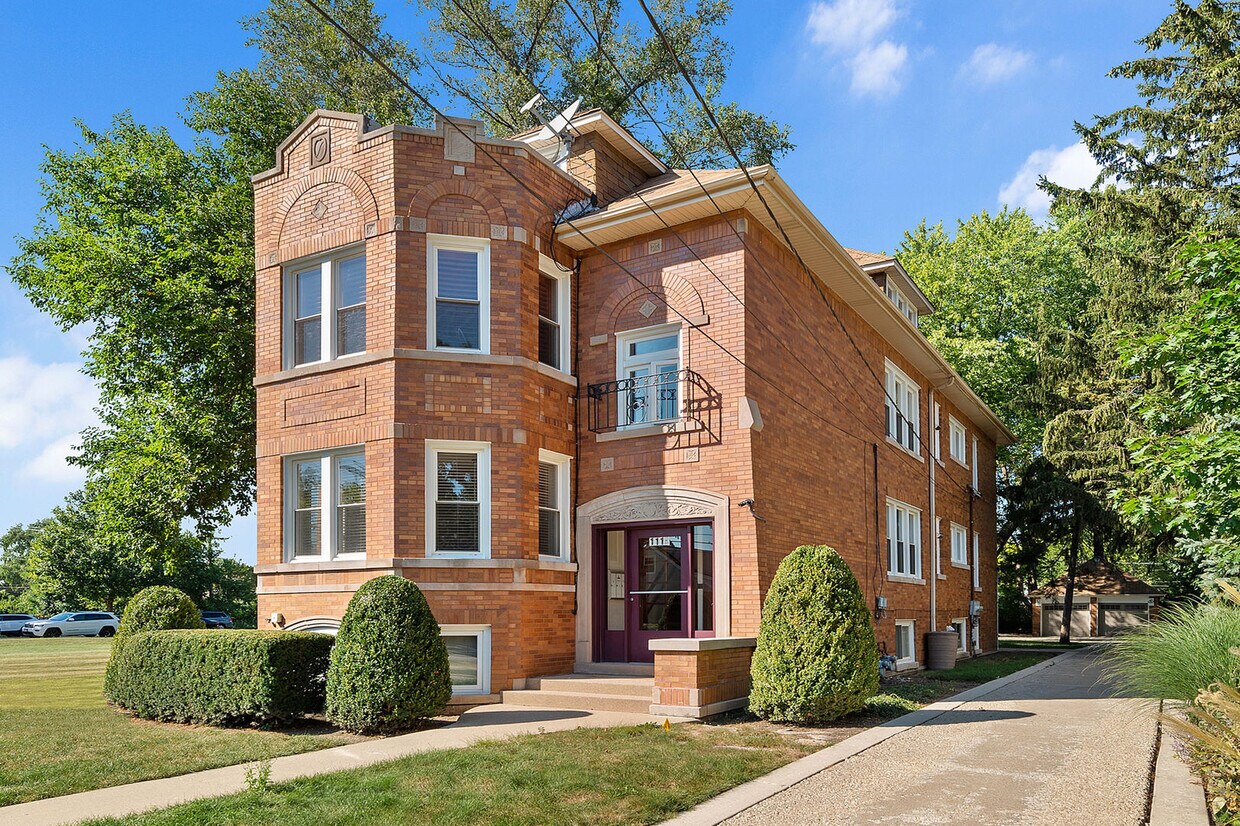 Primary Photo - 1115 W Cossitt Ave