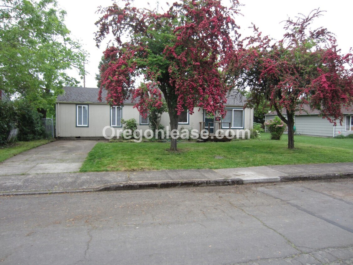 Foto principal - 3 bed 1.5 bath Springfield home