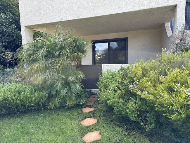 Building Photo - 815 Mirada Dr