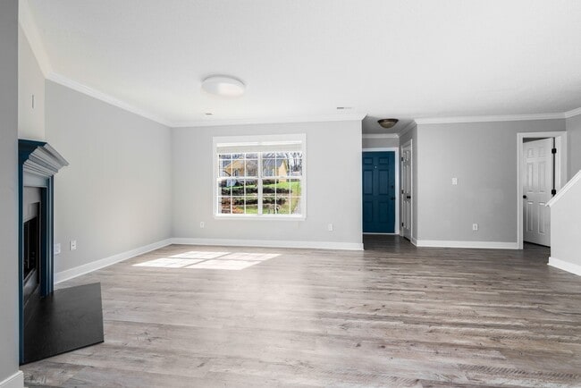 Building Photo - Newly Renovated 3 Bedroom Home Available e...