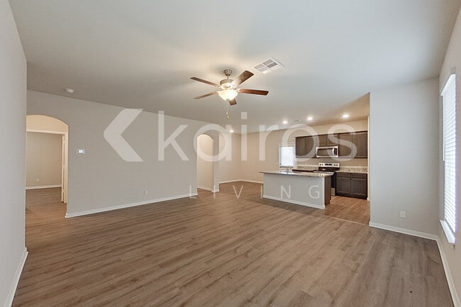 Building Photo - 805 St James Pl