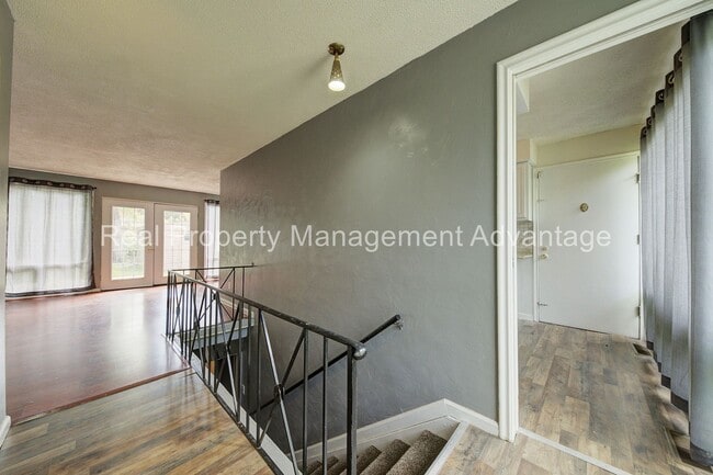 Building Photo - Beautiful Mid-Century 3 Bedroom Steps from...