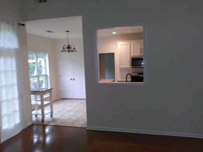 Foto del edificio - 6123 Lauren Cir