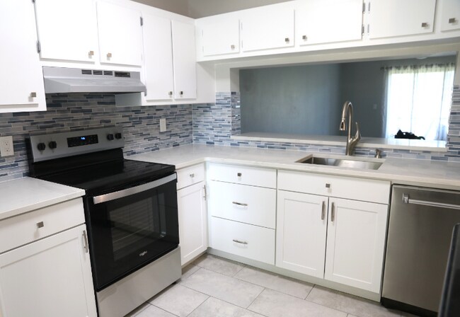 Foto del edificio - 4570 Lucerne Lakes Blvd E