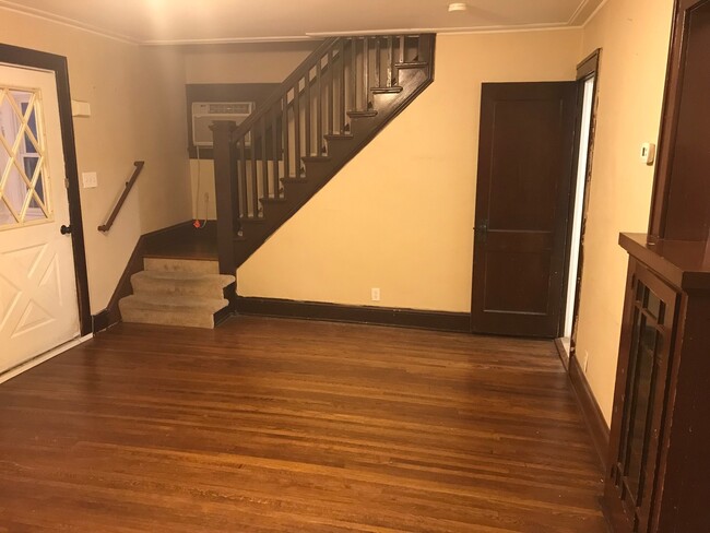 Building Photo - Charming 3 bedroom 1 bath in University/Le...