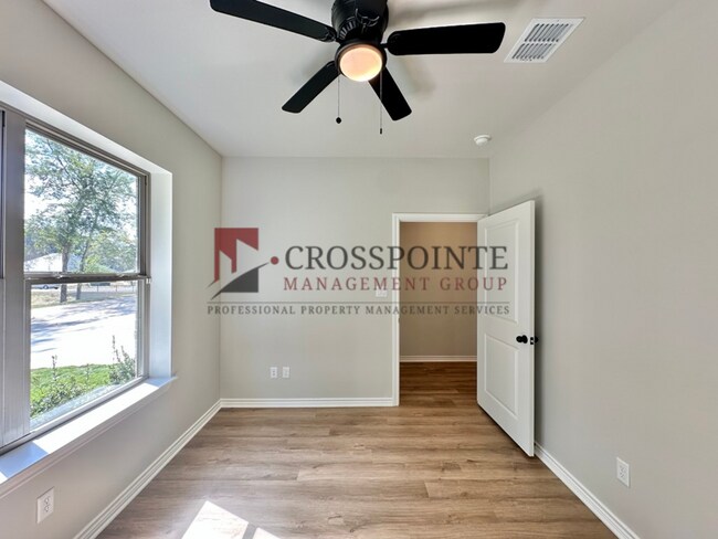 Foto del edificio - Tour Today! New Construction 4 Bed 2 Bath Triplex!