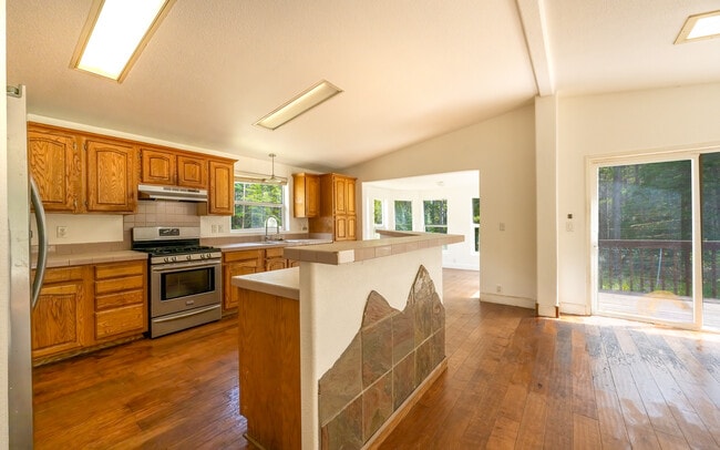 Kitchen - 865 Silver Creek Rd