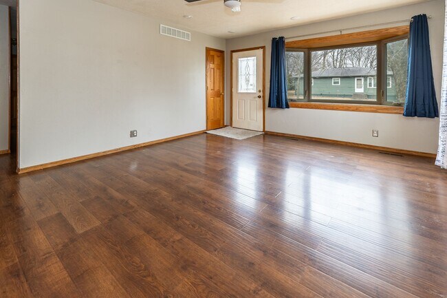 Foto del edificio - Extremely sharp 3BR house in Bloomington  Central air.  Washer/dryer.