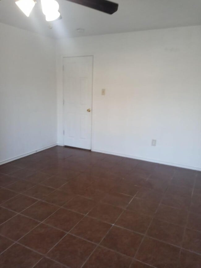 Building Photo - 2 bedroom and 1 bathroom unit ready to move in in Charlotte.