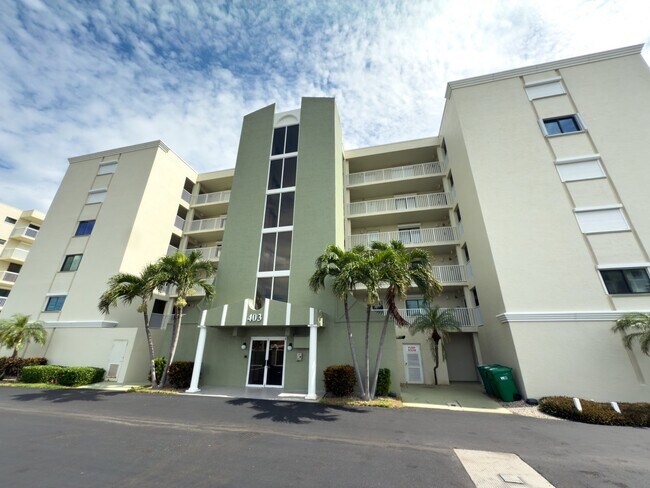 Building Photo - Oceanfront 3 bedroom, 2 bathroom condo!