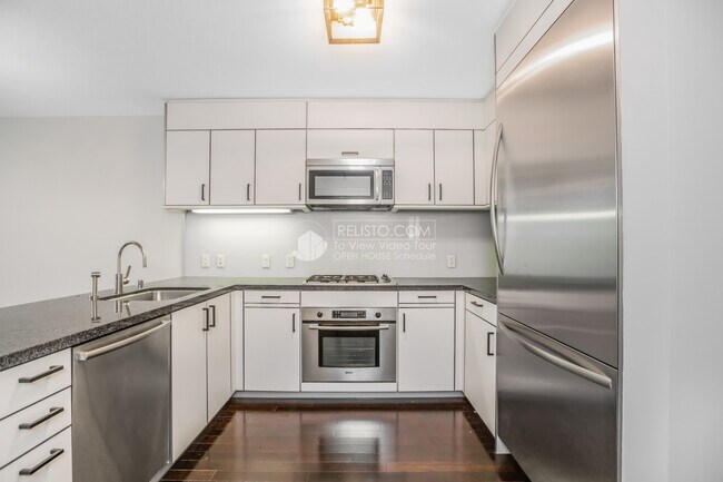 Building Photo - 333 Main St