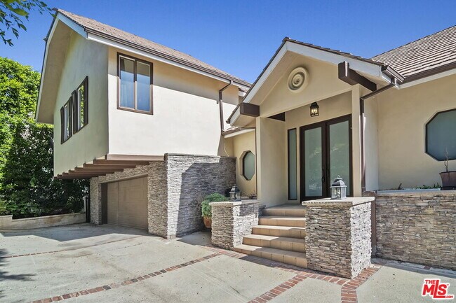 Foto del edificio - 1478 Sunset Plaza Dr