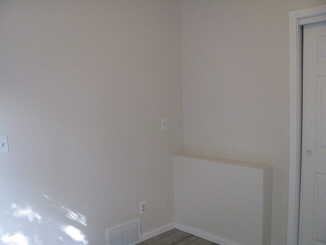 Building Photo - Updated Bungalow
