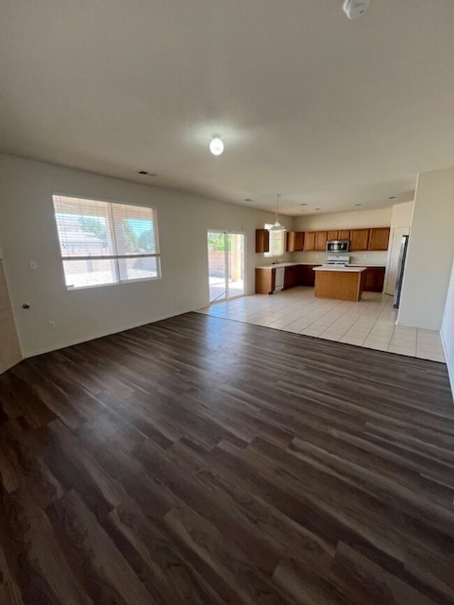 Building Photo - Beautiful 2,500 sq. ft. three bedroom two ...