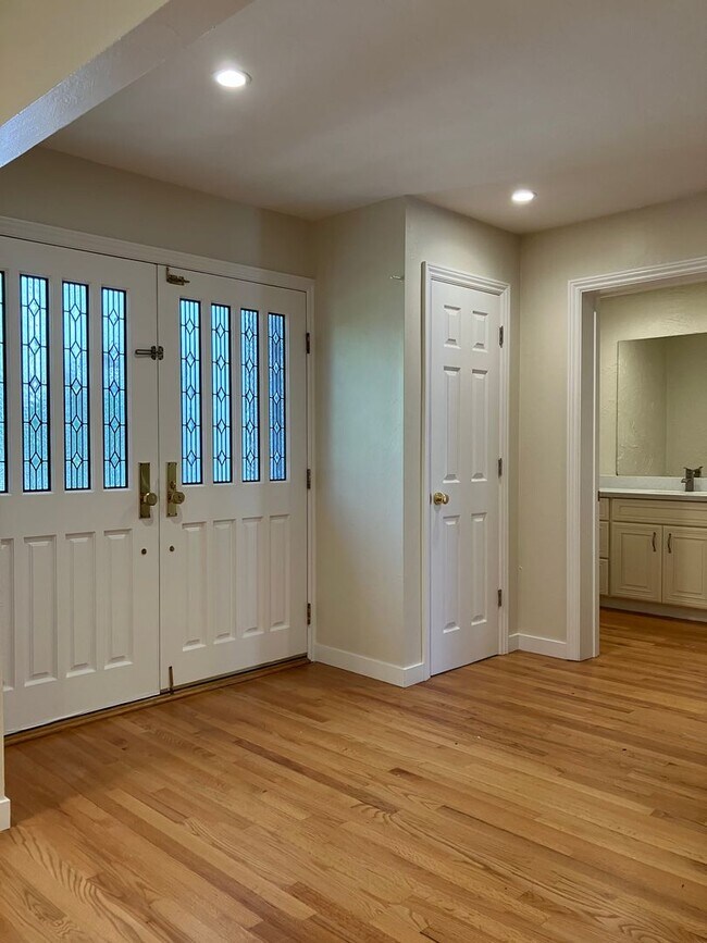 Building Photo - Beautifully Updated 5 Bedroom, 2.5 Bath in...