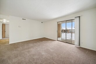 Two Bedroom (Classic) - 2 Bed / 2 Bath - 897 Sq.Ft. - Lakeside Park