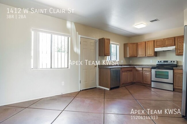 Building Photo - $1495- Lovely 3 Bed /2 Bath Duplex near Si...