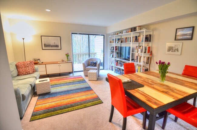 Foto del edificio - Rare End-Unit Townhome in Carrboro with Beautiful Updates! Available Early July!