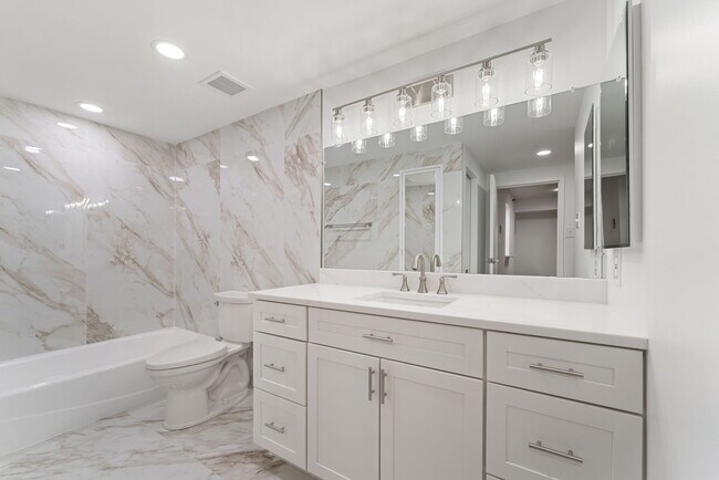 ¡Baño nuevo con paredes y suelo de porcelana! - 1530 Key Blvd