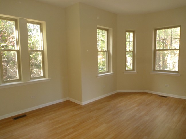 Building Photo - E 70th Place