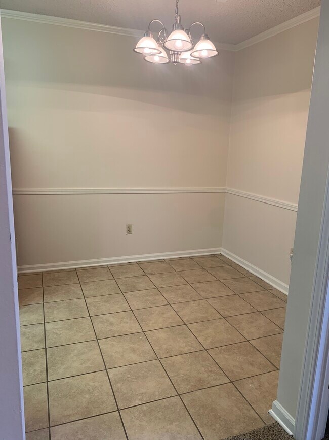 Comedor (150-C) - 150 Burgin Ave